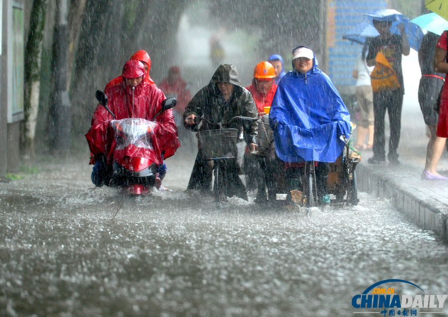 南京发暴雨橙色预警信号 市区多处道路积水