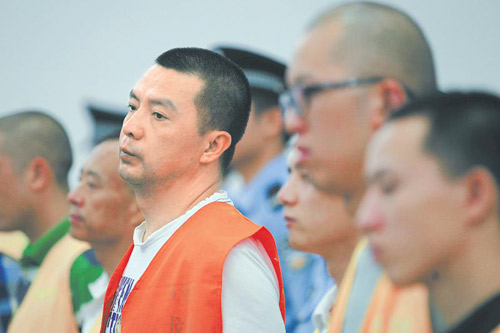 杀害亿万富豪捅刺民警枪杀他人 成都