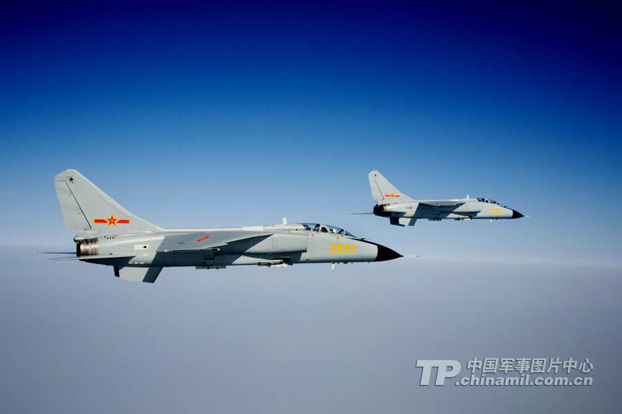中国空军首批双学士歼击机女飞行员步入战位