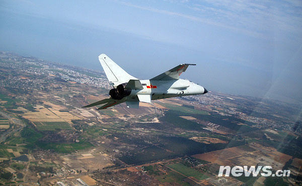 中国空军首批双学士歼击机女飞行员步入战位