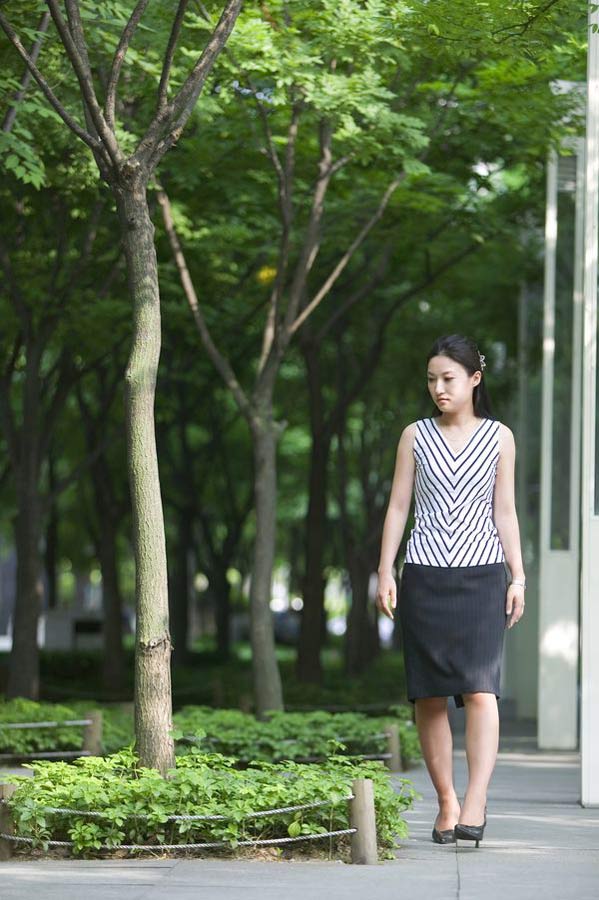 “做个健康的白领丽人”：职业女性办公室生活小贴士