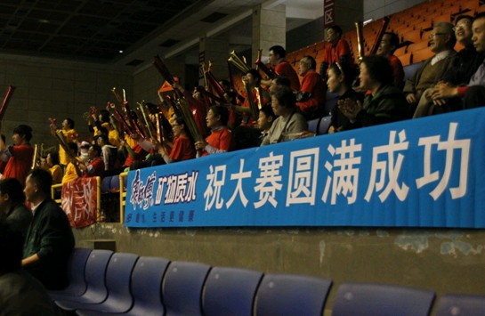 康师傅矿物质水助力南京全运会男排预赛 提供训练及比赛用水