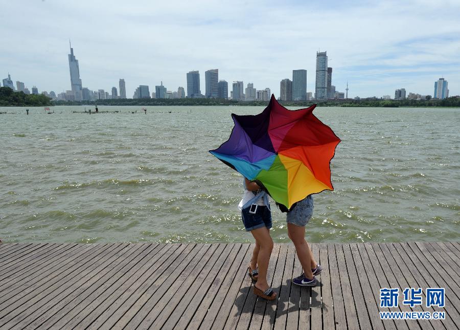 高温蓝色预警：中东部今日持续35℃以上