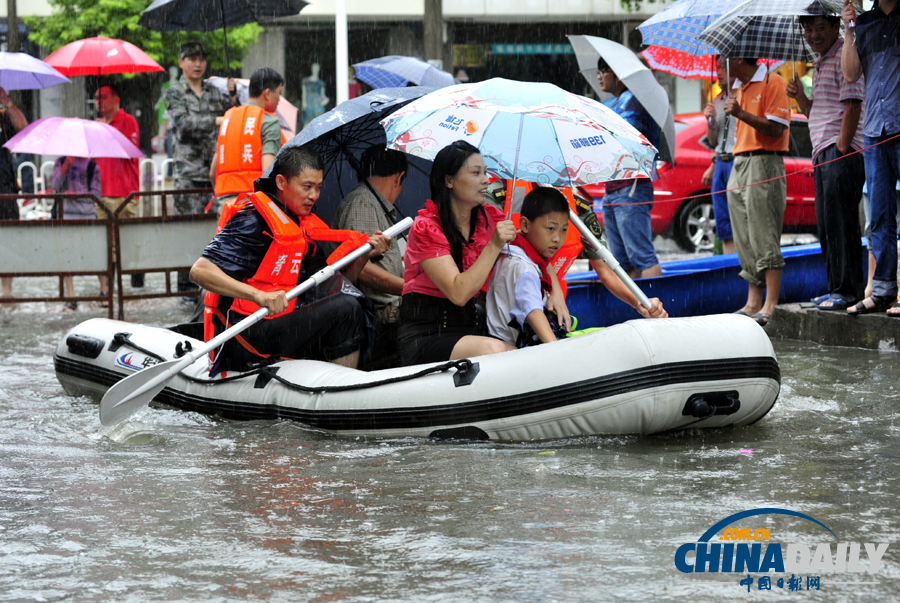 中国日报聚焦全国各地频现暴雨