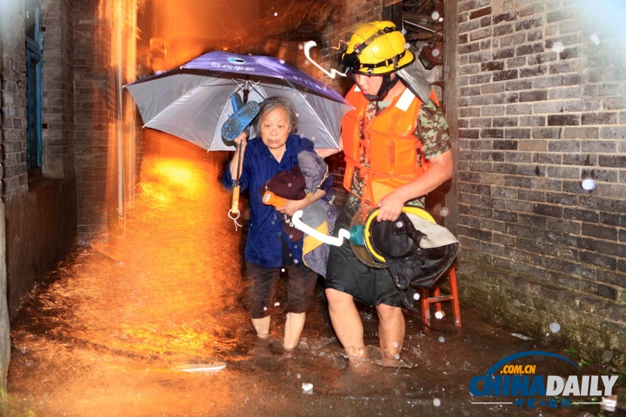 中国日报聚焦全国各地频现暴雨