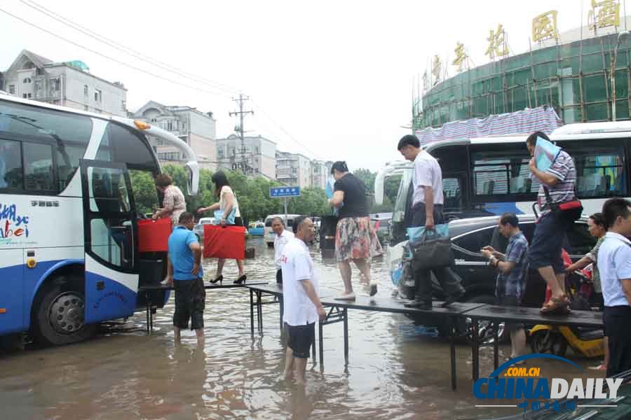 武汉遭遇暴雨 市区多处积水