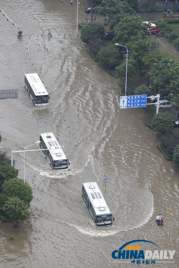 武汉遭遇暴雨 市区多处积水