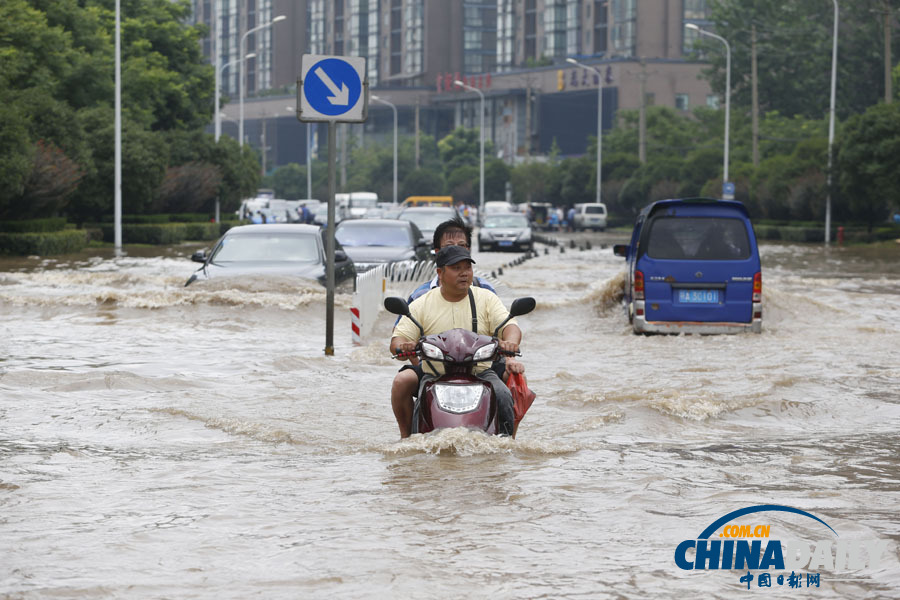 武汉遭遇暴雨 市区多处积水