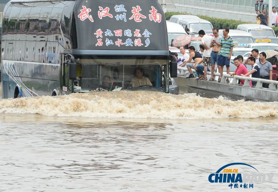 武汉遭遇暴雨 市区多处积水