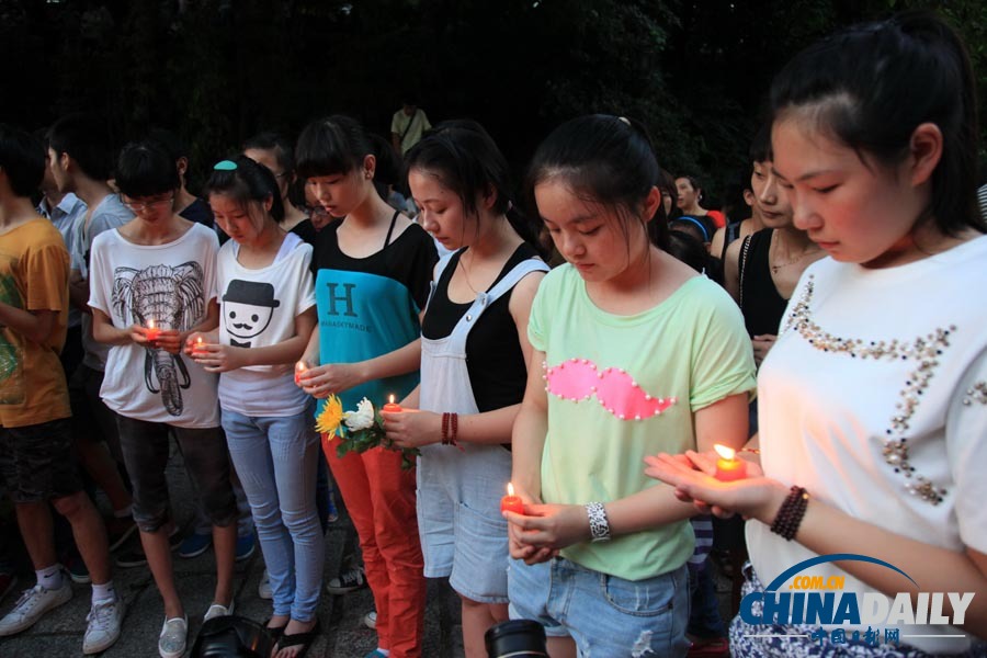 浙江江山市民为韩亚空难遇难中国女生默哀祈福