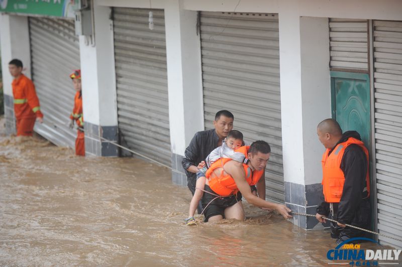 中国日报聚焦四川暴雨天气
