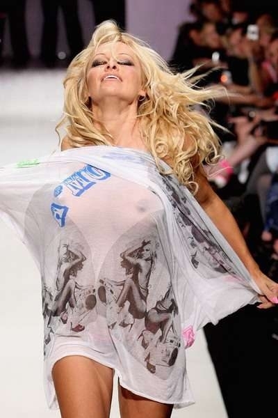 河南妹子比基尼玩漂流走光 盘点中外明星走光事件[30]- 中国在线