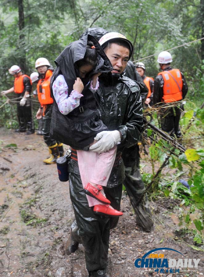 高清直击：都江堰特大型高位山体滑坡 已确认2人死亡