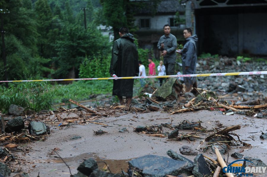 都江堰特大泥石流已致18人死亡 消防官兵在废墟上搜救