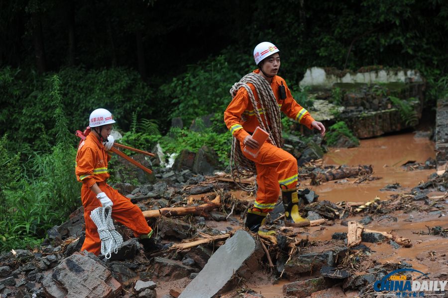 都江堰特大泥石流已致18人死亡 消防官兵在废墟上搜救