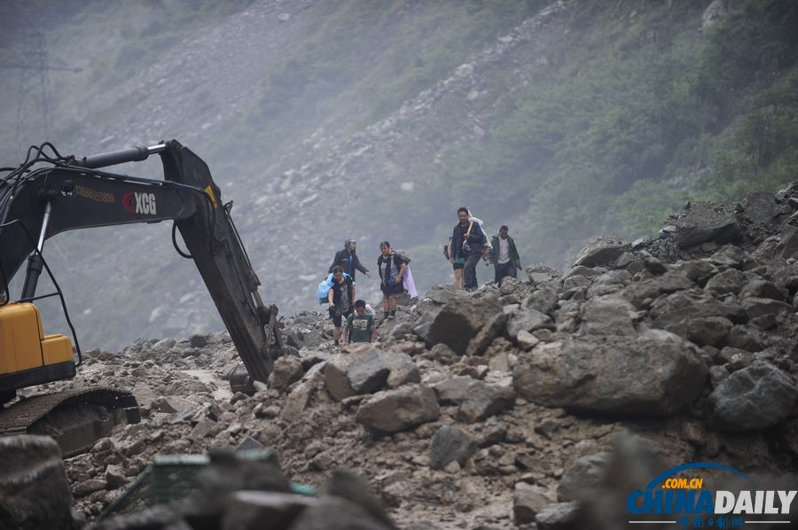 汶川映秀道路再次发生塌方 村民徒步避险