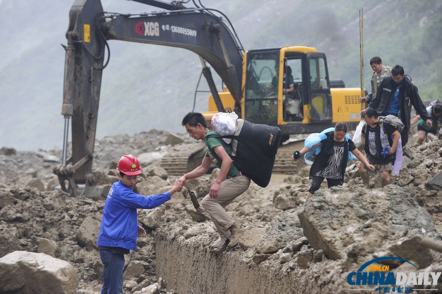汶川映秀道路再次发生塌方 村民徒步避险