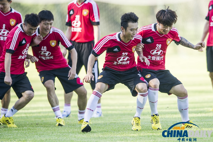代理主帅傅博首次率国足训练 备战东亚杯