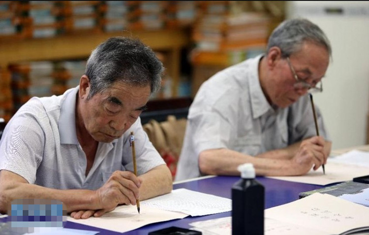 高校录取通知书花样百出 毛笔手写受追捧