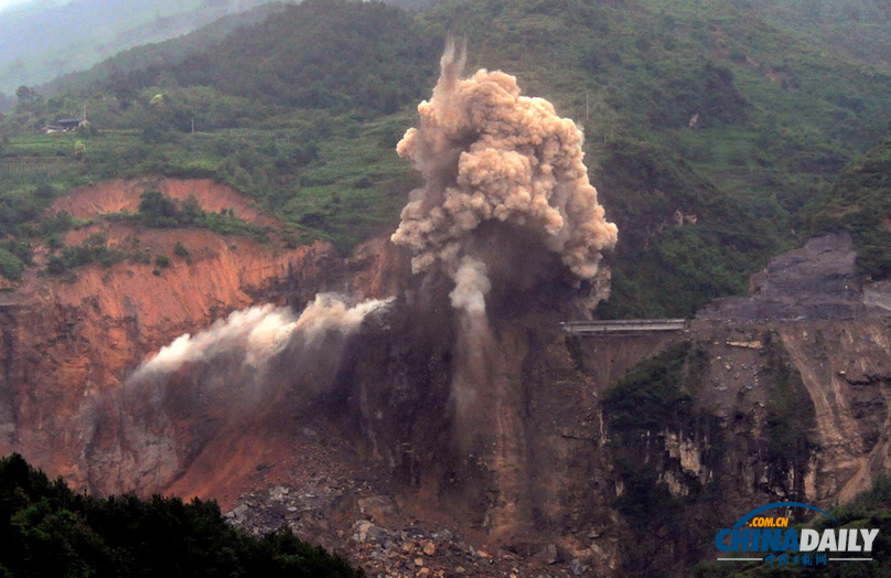 四川汉源三交乡堰塞湖爆破排险