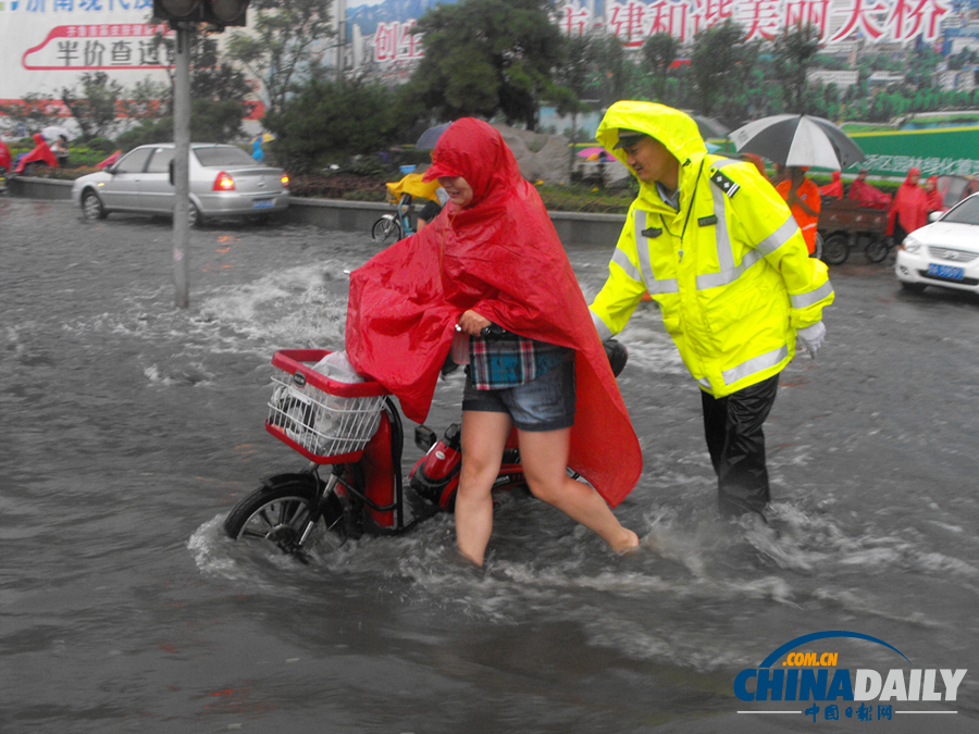 高清组图：强降雨袭济南 城区部分路段积水严重