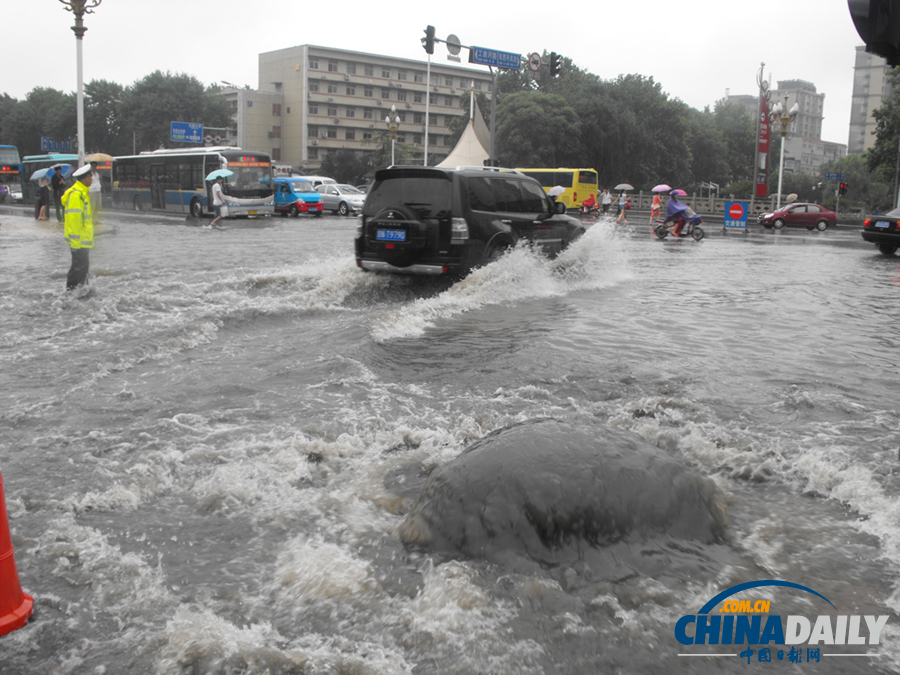 高清组图：强降雨袭济南 城区部分路段积水严重