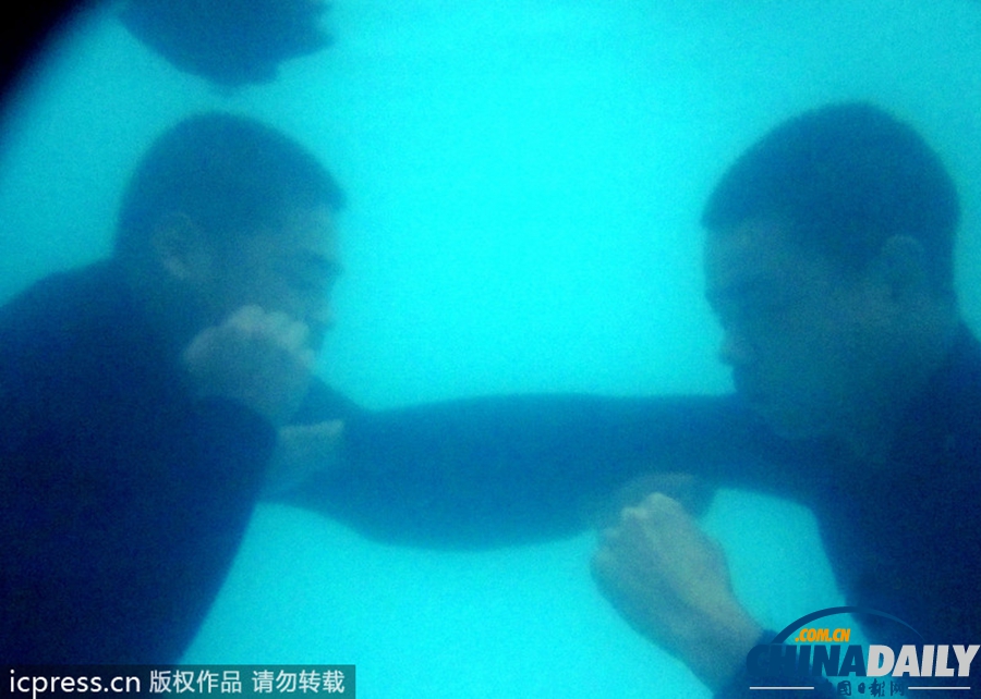 成都军区战士举行水下演习 陌生水域磨利剑