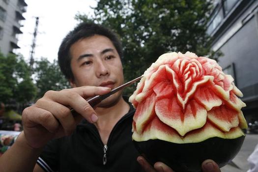 小伙卖艺术西瓜不忍下嘴 围观民间各路牛人(组图)[1]- 中国在线