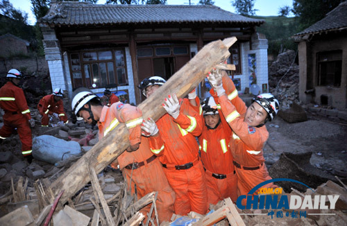 天水消防救援官兵昼夜奋战在重灾区申都乡