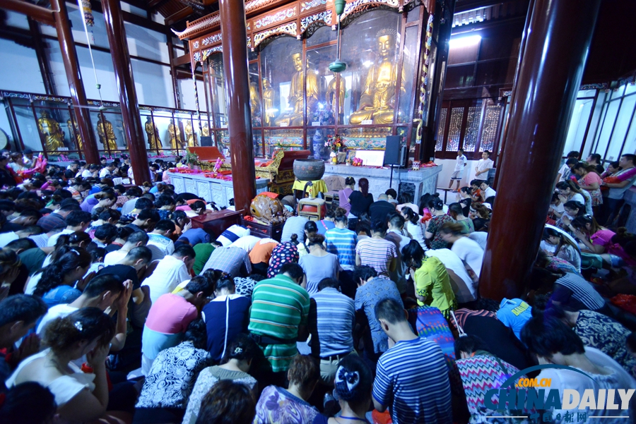 上万人赶赴观音庙会上香拜佛 场面壮观