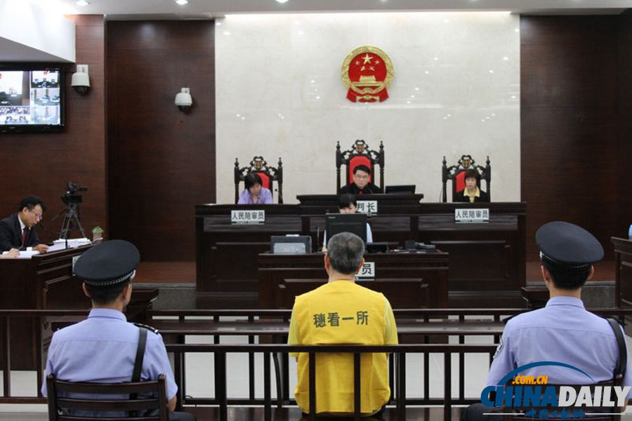 广州“房叔”蔡彬受审 自称年老多病请求轻判