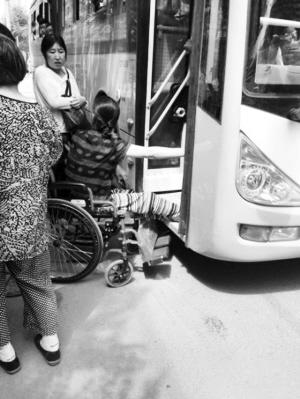 女子坐轮椅上公交被司机拒绝 堵车门20分钟(图)