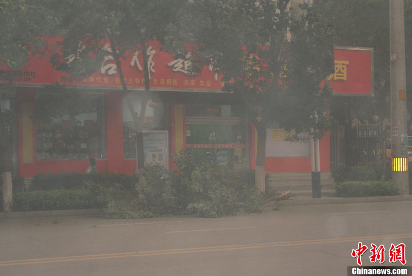 高清：甘肃河西走廊遭遇沙尘暴袭击