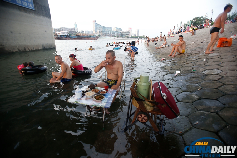 城市表情：高温下的形色生活