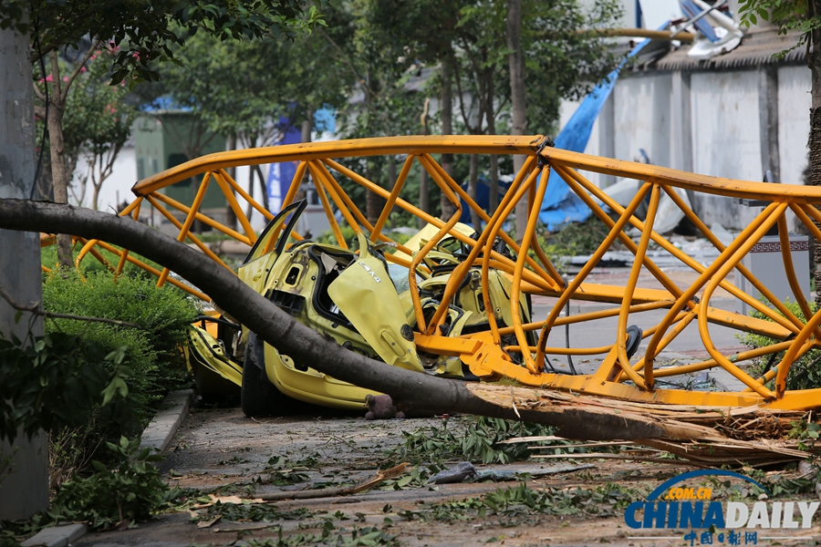 西安：突发暴风雨天气 塔吊倒塌砸中板房4人亡