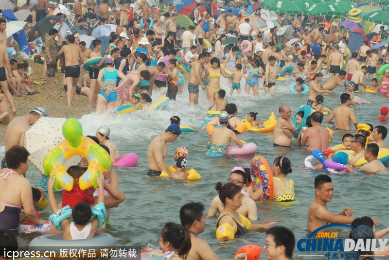 大连海滨浴场游客爆满 迎盛夏客流高峰(组图)