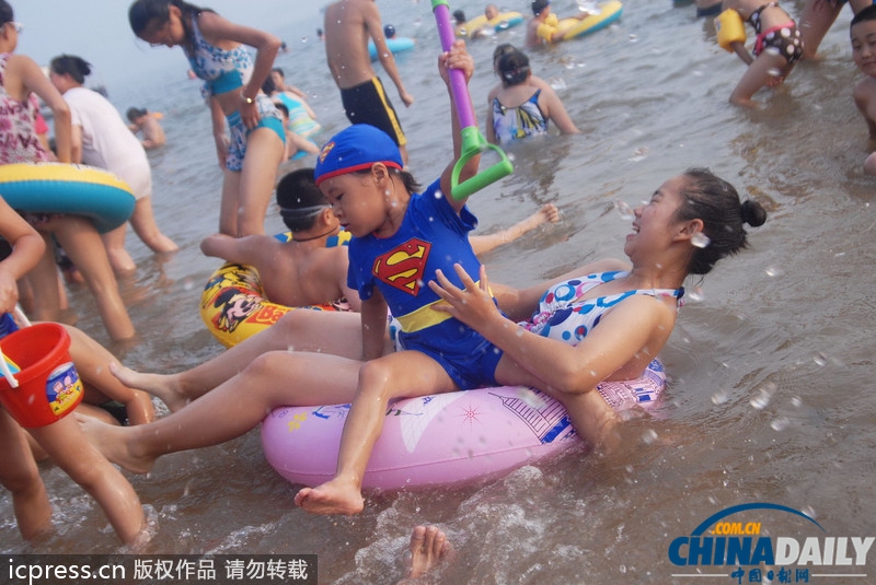 大连海滨浴场游客爆满 迎盛夏客流高峰(组图)