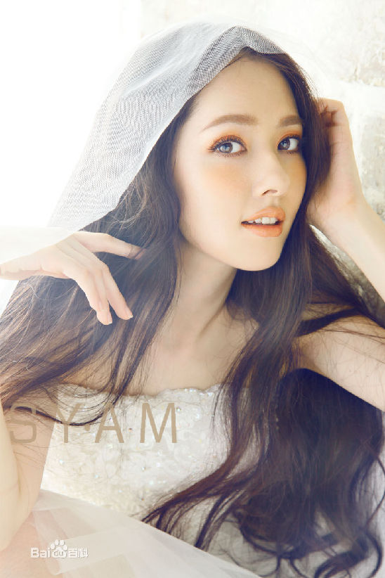 当红混血女星美貌气质大PK