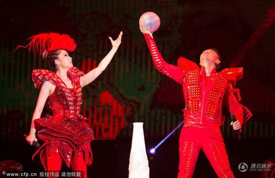 村民放《最炫民族风》赶野猪 比鞭炮作用大