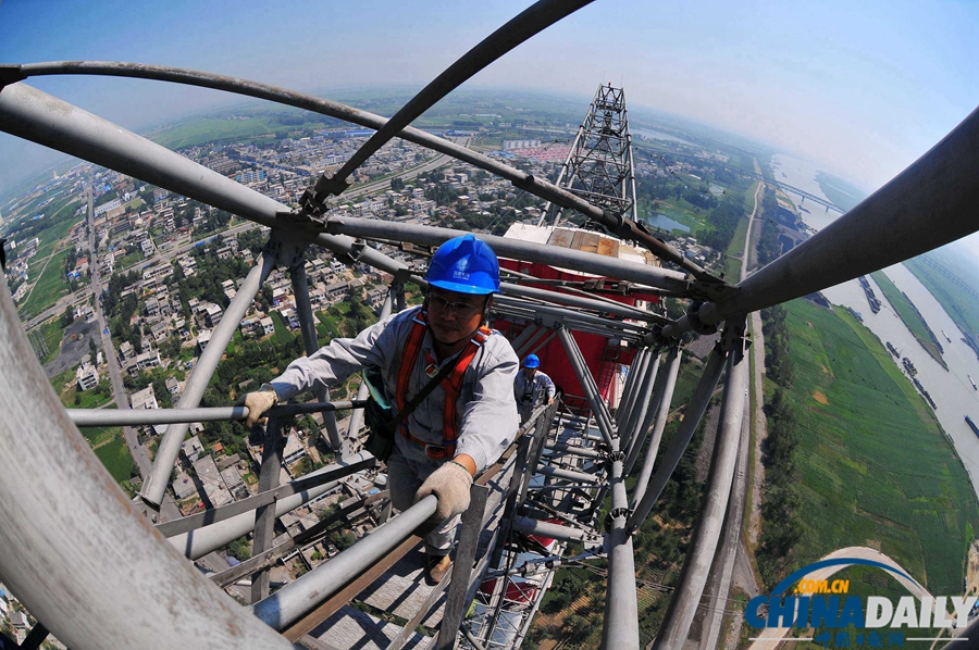 安徽淮南:163米高空巡检 确保长三角电力供应
