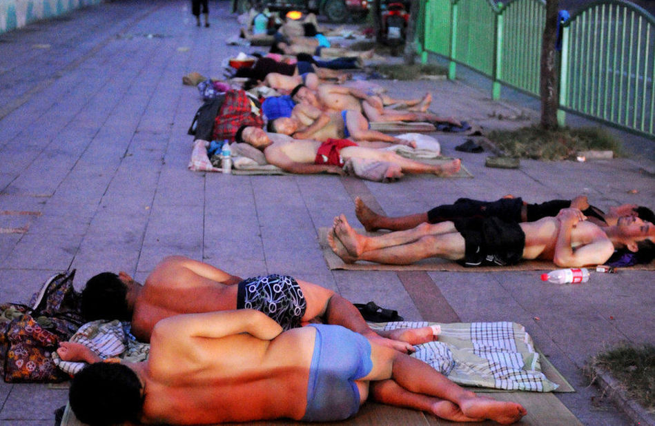 浙江义乌持续35℃以上高温 大批民工露宿街头