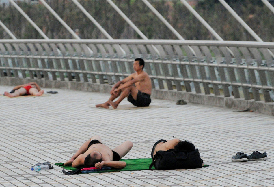 浙江义乌持续35℃以上高温 大批民工露宿街头