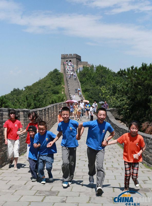 北京：地震孤儿游览长城