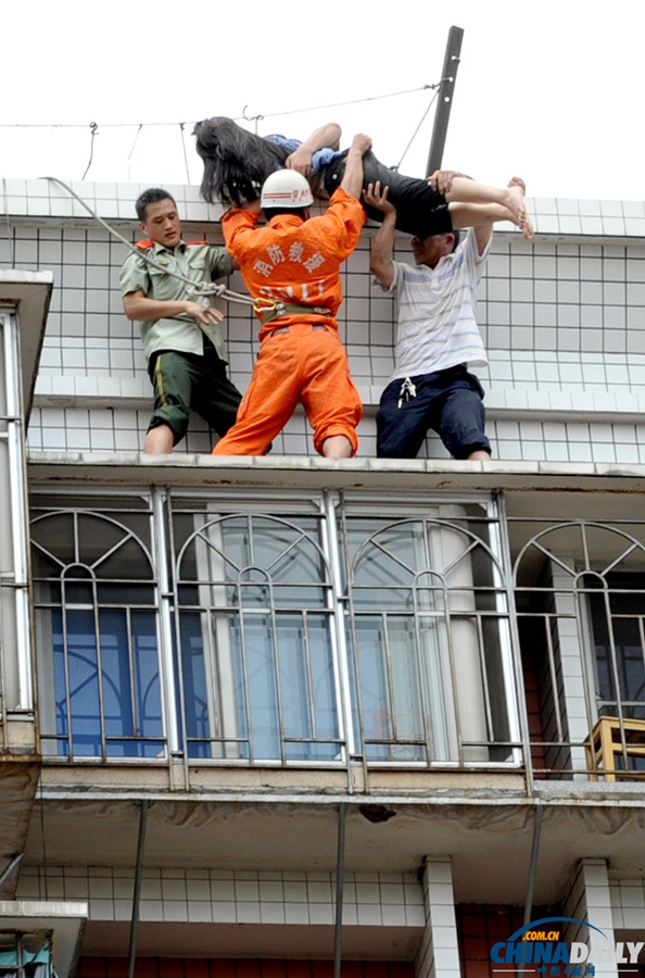 福州妙龄女欲寻短见 “白衣男”高空飞跃助消防救人