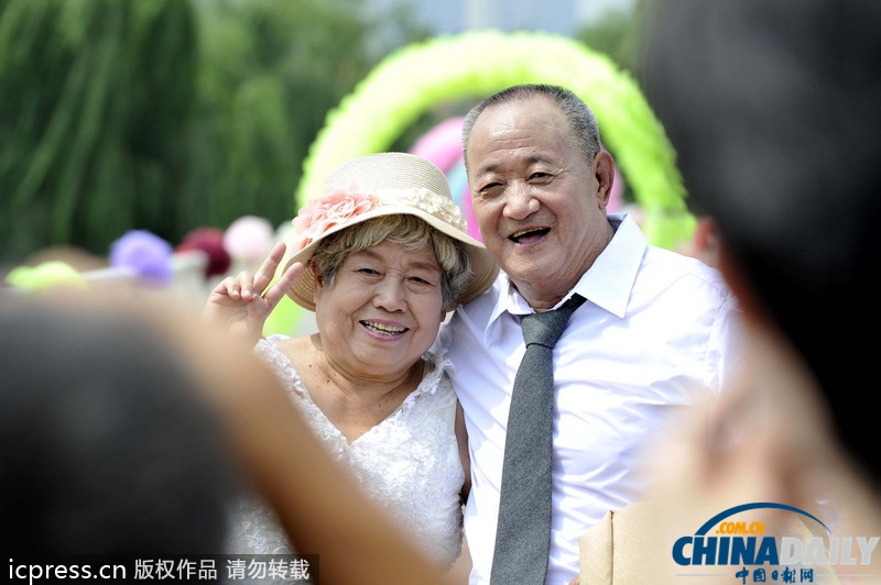 西安：五十年风雨相濡以沫 穿婚纱礼服过“七夕”