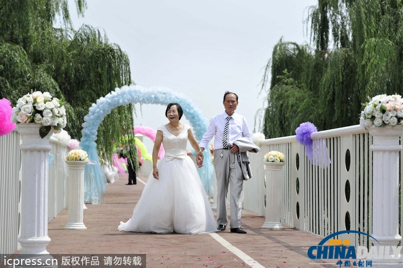 西安：五十年风雨相濡以沫 穿婚纱礼服过“七夕”