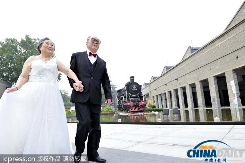 西安：五十年风雨相濡以沫 穿婚纱礼服过“七夕”