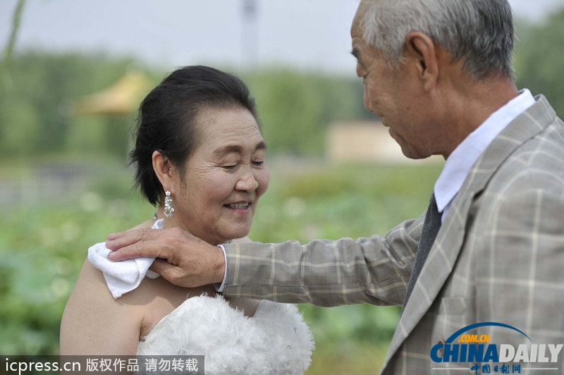 西安：五十年风雨相濡以沫 穿婚纱礼服过“七夕”