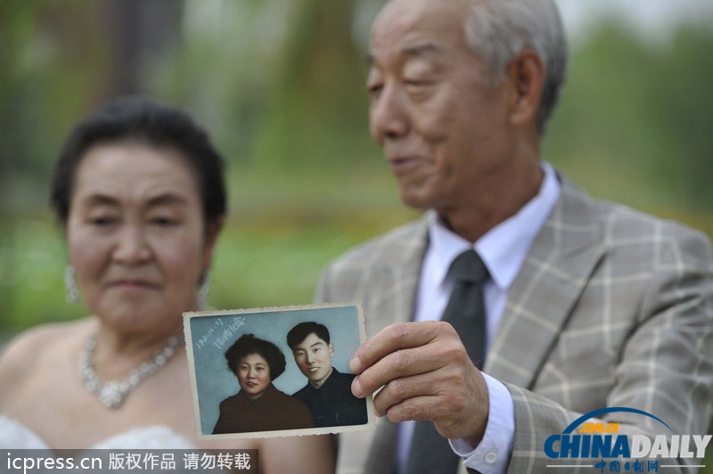 西安：五十年风雨相濡以沫 穿婚纱礼服过“七夕”