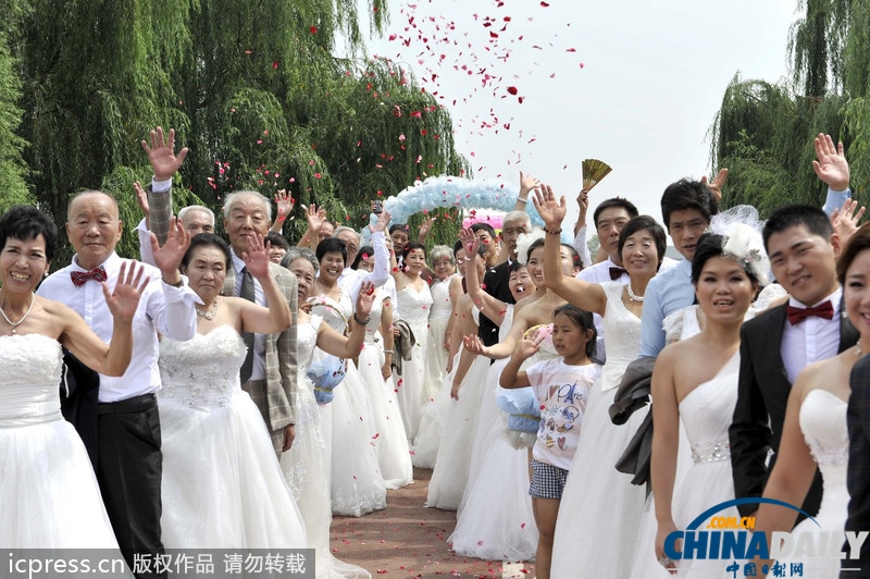 西安：五十年风雨相濡以沫 穿婚纱礼服过“七夕”